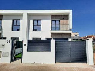 Doppelhaus in Ginesta 23. Espectacular casa en cunit residencial