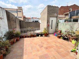 Casa adosada en Carrer de la soledat 6. Casa + solar adyacente edificable en sabadell centro - ideal pro