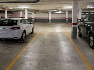 Car parking in La vinya 10. Venta plaza de pk amplia coche grande + 2 motos  zon centro espl
