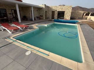 Chalet à El lomo 15. Presentamos esta magnifica propiedad de 155m2 en un terreno de 1