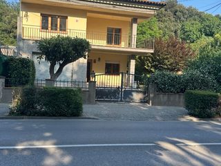 Casa en Passeig joan bosco 0. Casa grande aislada de dos plantas girona