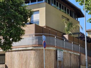 Casa aparellada a C/dr. lluis folch i camarasa 11. Casa con piscina en entorno tranquilo, a 22 km de barcelona, ada