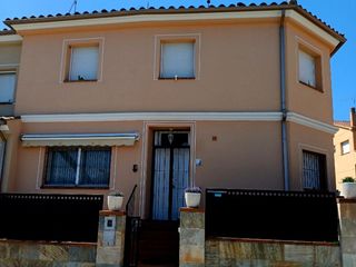 House in C/ sant antoni 35b. Gran oportunitat! adossada ben ubicada i en molt bon estat