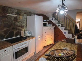Casa adossada a Calle subida virgen del monte  9. Casa rústica con dos bodegas y zona interior con barbacoa