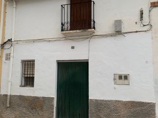 Casa en C/treball 20. Casa en el centro, con garage.