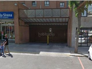 Affitto Posto auto in Carrer enric d'ossó 2. Plaza lateral para coche mediano, fácil de aparcar y con posibil