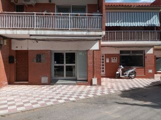Lloguer Local Comercial a Prínceps d'espanya 76-78. Gran local per començar el teu negoci