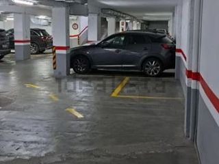 Lloguer Aparcament cotxe a Deu i mata 150. Parking en alquiler para coche pequeño o 2 motos