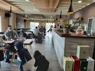 Rent Business premise in Barri la serra 32. Queda disponible en lloguer un gran local comercial de 340 m² a