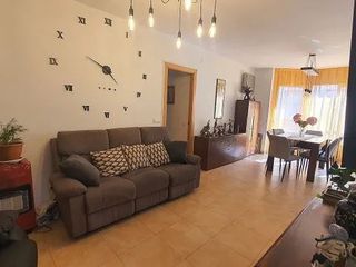 Appartement à Carrer de montserrat roig 11. Piso 1ra  planta, 3 habitaciones, 2 baños.
