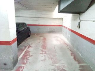 Aparcament cotxe a Grassot 103. Gran plaça d'aparcament amb accés directe de carrer