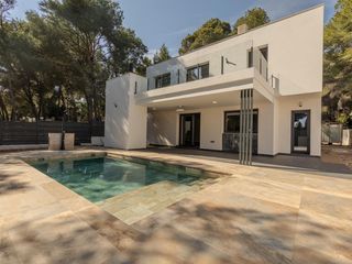 Chalet à Carrer pi gros 201. Se vende villa moderna de nueva construcción con piscina y vista