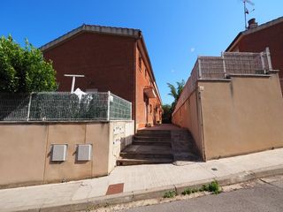 Casa en Mossèn lluís davi  62. Habitatge unifamiliar ubicat al nucli urbà de moià.