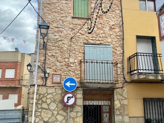 Masia a Plaza mayor 13. Casa rústica, paredes de piedra, techo restaurado y sin goteras,