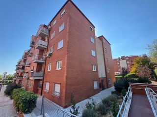 Flat in Paseo de chopera  294. **vivienda para actualizar  con piscina y plaza de garaje **