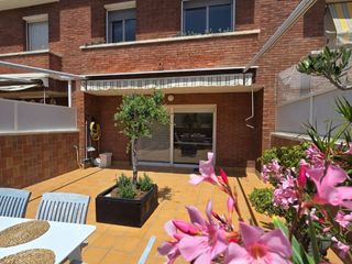 Casa adossada a Carrer de prat de la riba 61. Se vende casa  en urbanización tranquila y buen comunicadoa