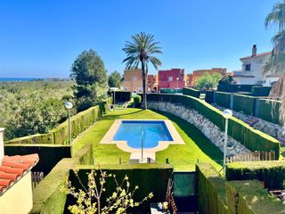 Casa a schiera in Carrer republica aegentina  18. Luminoso adosado con garaje privado y piscina comunitaria