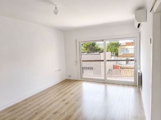 Location Appartement à Carrer jaume boloix i canela  13. Piso 76 m²  reformado integralmente con balcón y orientación sur