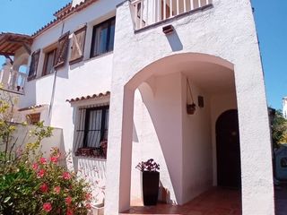 Doppelhaus in Carrer priorat 18. Preciosa casa pareada en calafell residencial