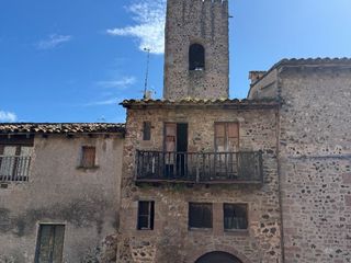 Reihenhaus in Plaça dels valls 10. Casa en en centro histórico de santa pau.