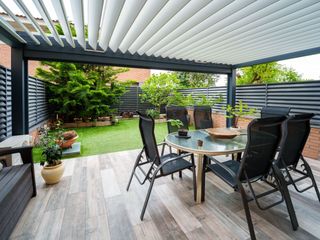 Casa pareada en Jacint rius 12. Exclusiva residencia familiar reformada en mas lluí