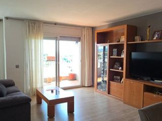 Piso en Xuquer 8. Luminoso piso de 3 habitaciones con balcón y excelente ubicación