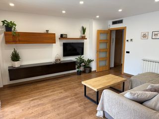 Flat in Avinguda sant jeroni 1. Piso luminoso con piscina, parking y trastero en can coromines