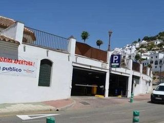 Parking voiture à Plaza de las tres culturas 6. Venta de plaza de aparcamiento amplia con seguridad 24h