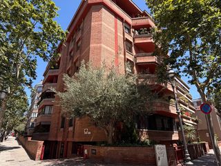 Piso en José agulló 1-3. Amplio piso de 165 m² en tres torres con parking y trastero