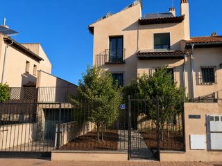Casa aparellada a Calle rio 5. Chalet pareado de 3 plantas con jardín, placas solares y espacio