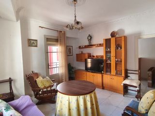 Rent Flat in Calle redonda 22. Se alquila piso totalmente exterior (sin patio de luces) a estud