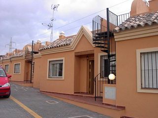 Casa adosada en Calle brisamar 7. Estupendo chalet con parking, porche, jardín, piscina comunitari