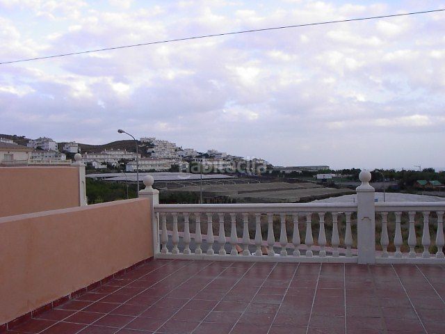 Foto 270bf08d-1ec9-4674-bab2-c92adb3d1c31. Casa adossada a calle brisamar 7 a Torrox park Torrox