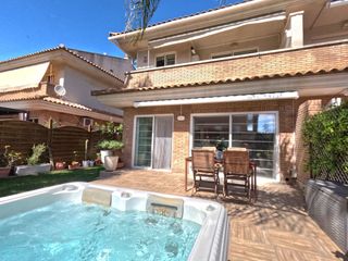 Casa pareada en Artur martorell 7. Casa a 800m de la playa