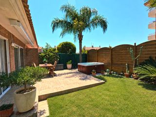 Casa bifamiliare in Artur martorell 7. Espectacular casa pareada de 304m2 a 800m de la playa