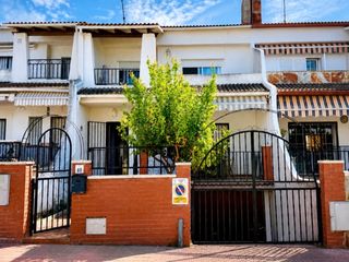 Maison jumelée à Carrer de les basses 40. Casa adosada en calle muy tranquila