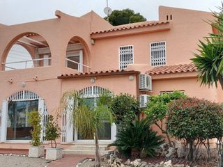 Chalet en Travessia de l'ermita 417. Casa-chalet unifamiliar, de 171 m2, sobre terreno de 500 m2, en