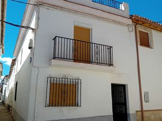 Maison à Calle puentes 9. Casa con gran terraza al pie de sierra nevada
