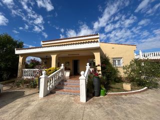 Haus in Calle del cuartel 10. Villa independiente con amplio jardín y piscina en urbanización