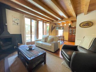 Rent Duplex in Carrer orient 27. Dúplex de 135 m² en el centro de alp, con terraza, parking y tra