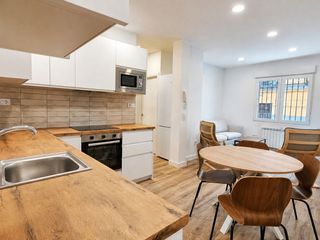 Rent Flat in Calle del oso 12. Piso exterior totalmente reformado a estrenar de 4 dormitorios y