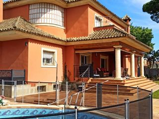 Chalet en Avenida de la constitución 18b. Impresionante chalet independiente con piscina y magnífica ubica