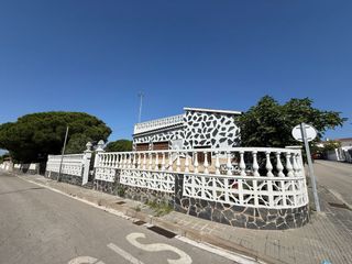Chalet en Carrer de l'eucaliptus 42. Chalet en rosas sobre una parcela de 1.175m2