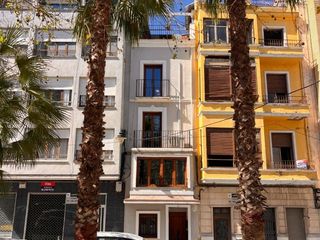Casa en Plaça sant domingo 4. Historic house with rooftop terrace in plaza santo domingo, onti