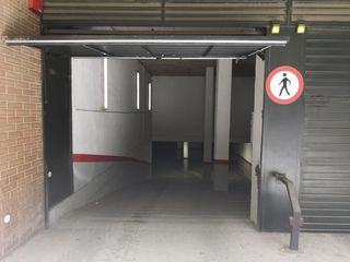 Lloguer Aparcament cotxe a Carrer de ramon turró 331. Plaza de parking para coche mediano situada en primera planta.