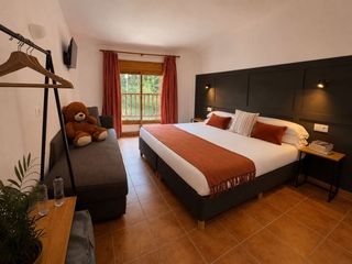 Casa a Avinguda d' alp 21. Hotel en venta