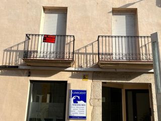 Haus in Carrer major 64. Edificio con local comercial alquilado + vivienda independiente