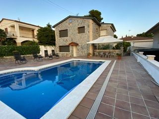 Location Chalet à Joan sebastia bach 12. Casa con piscina,barbacoa y parking privados