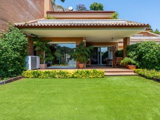 Casa pareada en Carretera barcelona 59. Luz, diseño y eficiencia en el corazón de corbera — una casa par