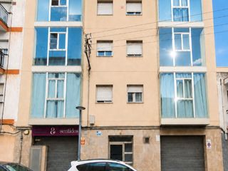 Piso en Carrer vint-i-tres baix 1. Piso luminoso y acogedor con 3 dormitorios, balcón, ascensor y a